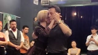 Paola Tacchetti y Leandro Oliver. Muestra de clase en milonga a la parrilla