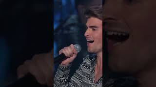 The Chainsmokers Closer ft Halsey Live at the MTV VMAs