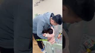 爸爸下班后，小梧桐急切的想要爸爸抱#爸爸带娃 #人类幼崽成长记 #人类幼崽有多可爱 #奶爸带娃 #人类幼崽迷惑行为大赏