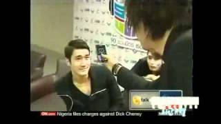 Yesung taking Siwon's picture with his BlackBerry