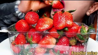 [FOODIE MISO]EATING FRESH STRAWBERRY 🍓 😋