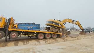 Video of excavator being unloaded from Lobate. heavy equipment #excavator #lobet #heavyequipment