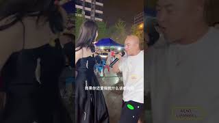 走着婀娜多姿的步伐一首全是爱 把后面桌的小哥哥们唱的热血澎湃的 全是爱