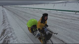 一场大雪后路面结冰湿滑，买好补给后发现下雪了只好原路返回