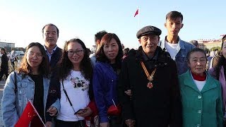 情怀！ 87岁老兵天安门广场看升旗