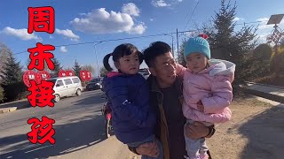 Dalong picks up his daughter from school on weekends, and the two little sisters don’t let go