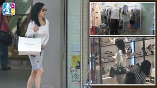 唔shopping冇嘢do？ 58歲魏秋樺晒腿露背遊中環