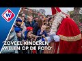 Zwarte Piet en demonstrerende clown bij intocht van Sinterklaas