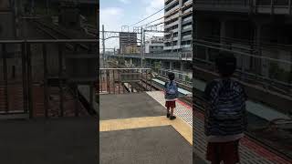 電車が来るのを今か今かと待つ、撮り鉄少年