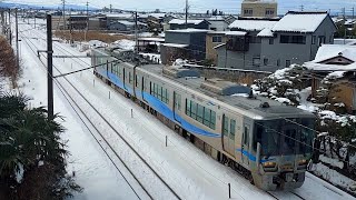 あいの風とやま鉄道会社線の水橋－滑川間（富山地鉄本線の西滑川駅界隈付近）を行く521系1000番台の下り普通列車・437Ｍ（金沢発→泊行き）／撮影日：2022年１月２日（日）