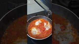 Shakshuka. Idealny posiłek na śniadanie w 10 minut z hakiem.