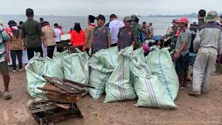 Pj. Gubernur Bersama Masyarakat Lakukan Aksi Bersih-Bersih Pantai di Pantai Payang Panjang