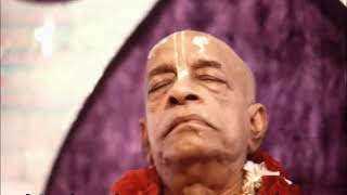 Prabhupada 0710 हम लाखों अरबों विचार बना रहे हैं और उस विचार में उलझ रहे हैं