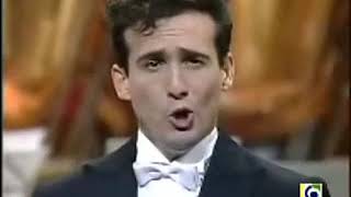 Carlos Marin de Il Divo cantando  Mi Aldea 1997