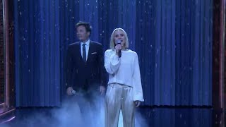 Kristen Bell sings Let it go