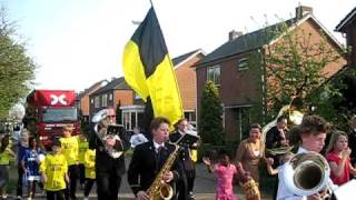 Rondgang door dorp met muziek