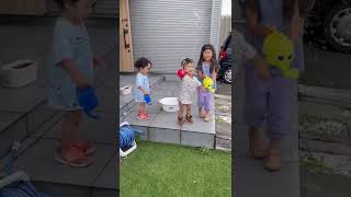 【パパに水をかけようとする双子と姉】朝からハイテンション【四人育児】Children trying to water their dad