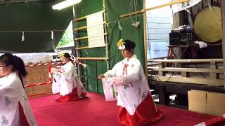 Kuil Shinto Jepang dengan Tarian Persembahan Pada Musim Panas