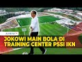 Saat Jokowi Main Bola Kala Tinjau Lapangan Pusat Latihan PSSI di IKN