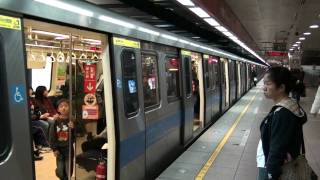 台北捷運C301型 (Taipei Metro C301 Series: Arrival and Departure)