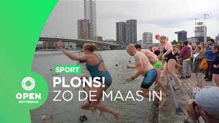 Fanatieke zwemmers zwemmen een rondje Noordereiland tijdens Rotterdam Swim | Sport