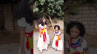 #አርቲስት ህሊና ጌታቸው ከልጇ ማርዳ ጋር የአሸንዳ ጭፈራ #አሸንዳ #tigray #short #ጭፈራ #youtubeshorts