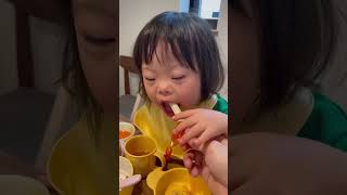 人生初の魚肉ソーセージ食べるダウン症3歳児 #downsyndrome #ダウン症 #育児 #cute #food #funny #子育て #療育 #爆食 #お子様ランチ #魚肉ソーセージ