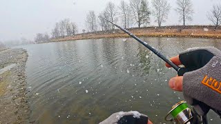 Спиннинг в непогоду! Нарвался на АКТИВНОГО окуня! Рыбалка на малой речке. Микроджиг