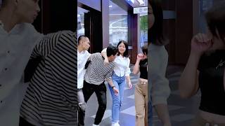 PRANK PELUK CEWE CANTIK MALAH DIPELUK BALIK #prank #shorts