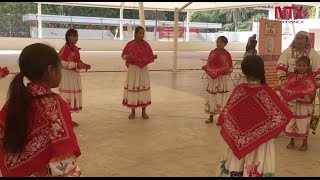 Niñas huicholas disfrutan del tambuchi, juego de sus antepasados