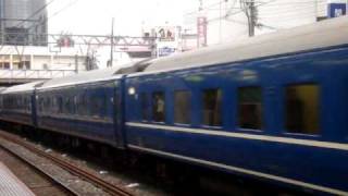 雷鳥を抜かす寝台特急日本海　（高槻駅）