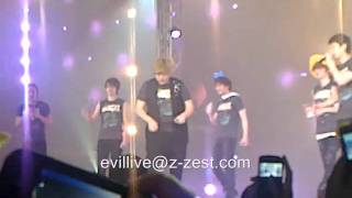 110115 Super junior SS3 in BKK - Play hulahoop