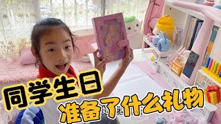 小祎诺参加同学生日，一群女孩子玩起了自制的戳戳乐，美食吃不停！