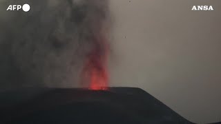 Eruzione a La Palma, un fiume di lava raggiunge il mare delle Canarie