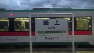 最上駅に到着する陸羽東線キハ110系の車窓から見た列車交換待ち