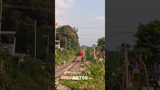 Masinis Ngamuk !!! Tarik S35 Panjang Saat Melihat Pengendara Melanggar #keretaapi #lokomotif #shorts