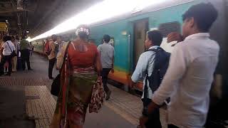 09038 Barmer Bandra terminus Humsafar exp arrived at Borivali station with (vadodara) WAP_7