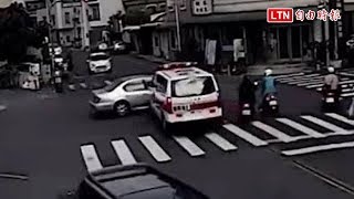 經十字路口未注意車前狀況 自小客車與救護車相撞