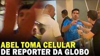 Abel toma celular de jornalista que filmava discussão de diretor do Palmeiras com árbitro