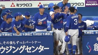 勝ち越し打の高橋周平をグータッチの嵐で迎えるドラゴンズの選手たち！（2023年6月30日）