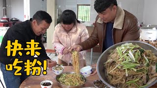 Lao Fei went to the street to buy rice noodles, and Brother Long showed off his cooking skills