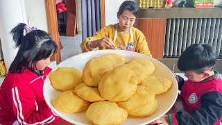 【农家的小勇】小勇发面做油饼，金黄柔软，配上酸辣粉，俩孩子吃的太开心了