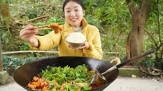 太冷了，小雨和侄兒燙個酥肉火鍋，麻辣過癮，來把新鮮豌豆尖，爽【市民朱小雨】