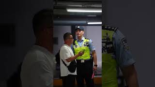 虹桥枢纽大客流，茫茫人海中，一眼就看见了他…… #警察 #police