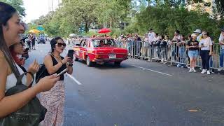 Medellin y su desfile de autos clásicos y antiguos.  Medellin and its traditional parade cars clasic