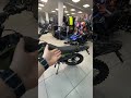 Новая модель от regulmoto sport 003 zсамая бюджетная версия sport 003. А за счёт чего смотри☝️