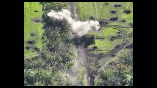 ⚡Сухопутные войска ВСУ показали снятое с дрона видео уничтожения вражеской колонны 🔥