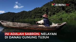 Nelayan di Danau Tertinggi di Indonesia