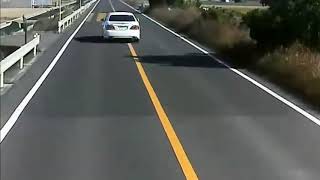 こんな田舎の道路でこんなに飛ばすなんて･･･追い越しはだめでしょ。【クルマ】