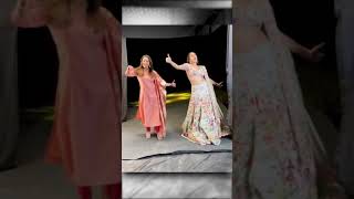 Sara Ali Khan & Madhuri Dixit Dancing on Chaka Chak song #AtrangiRe #short #reels #Bollywoodlive
